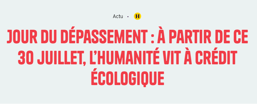 Cobra_FX_'s tweet photo. Non, le vrai « jour du dépassement » n’a pas lieu aujourd’hui.

Mais le 25 juin… 2027.

176 jours après la fin de l’année.

On pourrait l’appeler le « jour du rab »...

Alors, pourquoi le 30 juillet ?
Rembobinons.

En lisant la presse, vous pensez peut-être, comme Reporterre, que l’humanité a « consommé toutes les ressources » produites par la Terre aujourd’hui.

Qu’elle commence à vivre à crédit.

Eh bien, pas du tout.

Globalement, nous n’avons pas consommé plus de bois, de céréales, de viande ou de poisson que la Terre ne peut produire.

Nous ne l’avons même jamais fait dans notre histoire.

Mieux encore, malgré l’explosion démographique — on est passés de 3 à plus de 8 milliards d’habitants ! —, depuis les premiers calculs dans les années 1960, l’empreinte de l’humanité est restée relativement stable, entre 0,55 et 0,67 Terre.

Grâce, notamment, aux gains de productivité agricole. L’« agriculture intensive », parce qu’elle produit davantage sur une même surface, permet de limiter l’extension des cultures. De moins rogner sur les terres sauvages.

Alors, d’où vient cette date du 30 juillet ?

De l’intégration, dans le calcul, de notre empreinte carbone.

Le Global Footprint Network l’ajoute d’une façon assez particulière : il comptabilise la surface de forêt qu’il faudrait planter pour absorber tout le CO₂ excédentaire issu de nos activités.

Et cette empreinte carbone représente 60 % du total retenu dans l’équation.

Bien sûr, nos émissions de CO₂ ont un impact sur le réchauffement climatique.

Mais le problème, c’est qu’on présente cet indicateur comme celui de l’épuisement des ressources.

Alors que le véritable enjeu est énergétique : nous consommons trop de pétrole, de gaz et de charbon.

En nous suggérant que nous devons ralentir, le jour du dépassement nous induit en erreur.

Nous devons continuer l’électrification du monde.

Pour l’AIE, les émissions attendues en 2050 ont déjà été réduites de 40 %.

Il est temps d’accélérer.