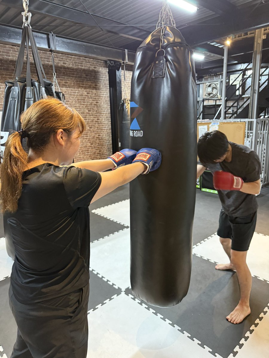 SRKLAB0409's tweet photo. 一般会員様大募集🥊😎

運動不足が気になる方や日頃のストレス発散、心身ともに強くなりたい方などさまざまな目的に沿ってトレーナーがサポートさせていただきます💁‍♀️

キックボクシングに興味をお持ちの方はお気軽に見学、無料体験のお問い合わせをお待ちしております💫

#kickboxing 
#boxercise https://t.co/ZKj3zhfkKW