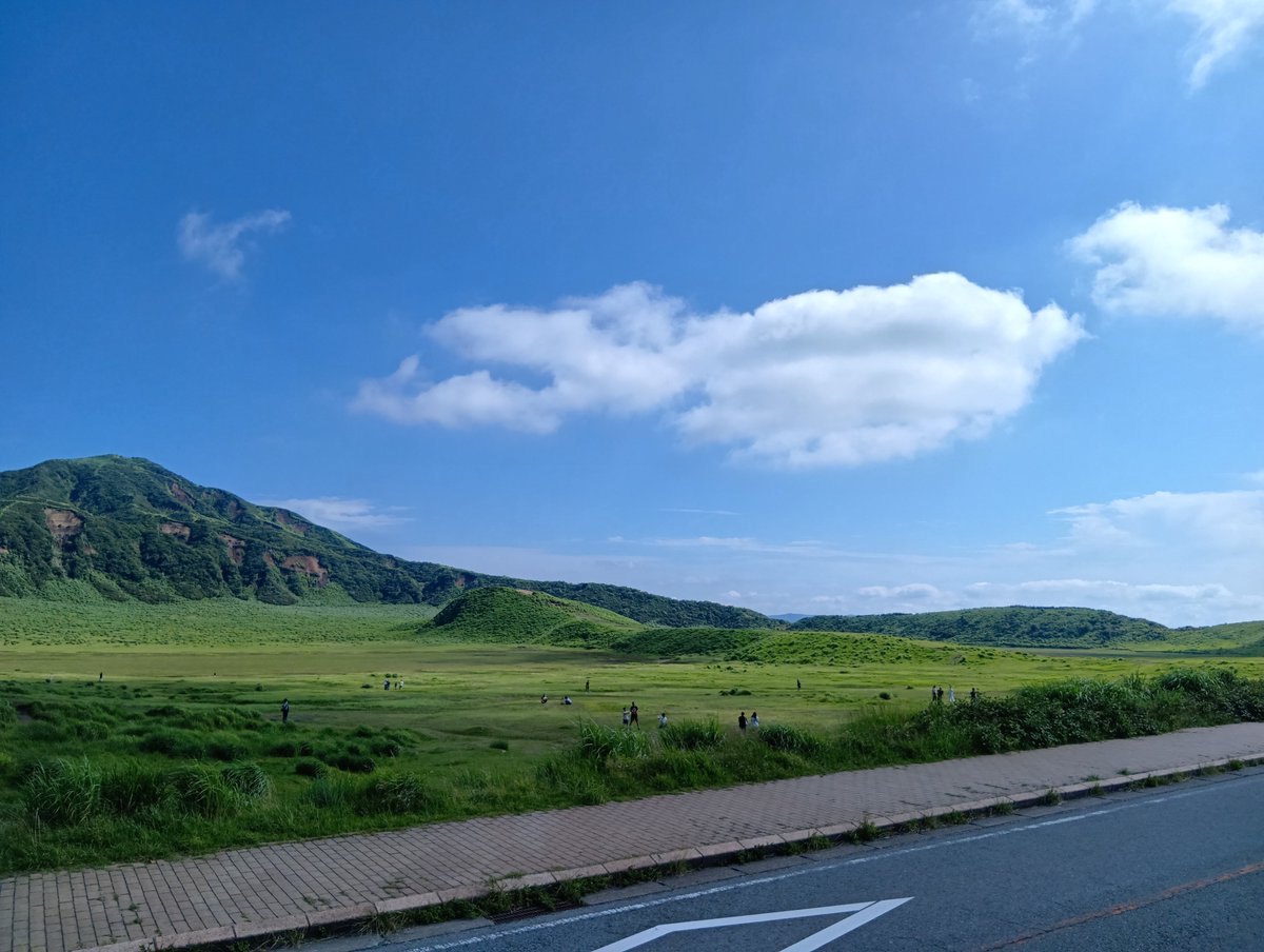 manabucy's tweet photo. 阿蘇・草千里も穏やかな晴天です。
標高が高いので、若干涼しいです。
安心して、九州に旅行に来て下さい！
#熊本地震
#熊本観光
#観光来て大丈夫です九州 
#イマソラ 熊本・阿蘇 https://t.co/SUPIwXaW1g