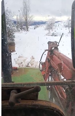 AntiburocraciaC's tweet photo. Netejar la carretera de neu del seu poble li va costar una denúncia a l'Oficina Antifrau de Catalunya.

Jordi Navarra Torres (@nendelxinco)  és l'alcalde de Sant Esteve de la Sarga, un municipi de 121 habitants al Pallars Jussà. Quan neva, agafa el tractor i neteja ell mateix la carretera perquè els veïns no quedin aïllats.

Ho feia cobrant només el gasoil que gastava. Ni un cèntim més. Per això el van denunciar a l'oficina antifrau.

La seva resposta ha estat deixar de cobrar res. Ara neteja la carretera igual, amb la seva pròpia maquinària, però sense cobrar ni el combustible.

Ell mateix ho va explicar així: "sóc alcalde i faig lo que puc perquè els habitants del municipi no quedem aïllats".

Un poble de muntanya amb quilòmetres de carretera pròpia i sense recursos per contractar qui la mantingui. Quan l'alcalde no la neteja, ningú ho fa. I quan la neteja, el que rep no és un gràcies... és un expedient.

A la newsletter d'Antiburocràcia Catalunya parlem de temes com aquest i de les possibles solucions per lluitar contra el desastre de les Administracions.

Cada dia, un mail que t’estalvia una consulta. Tot el que afecta la teva butxaca, explicat perquè s’entengui.

Apunta-t’hi de franc: 👉 https://t.co/0202AubGyn

(Assegura’t de posar bé el correu. Després, rebràs un correu electrònic de confirmació. Si no el veus, revisa la carpeta de correu brossa, arrossega’l a la safata principal i confirma'l perquè t'arribin totes les novetats.)