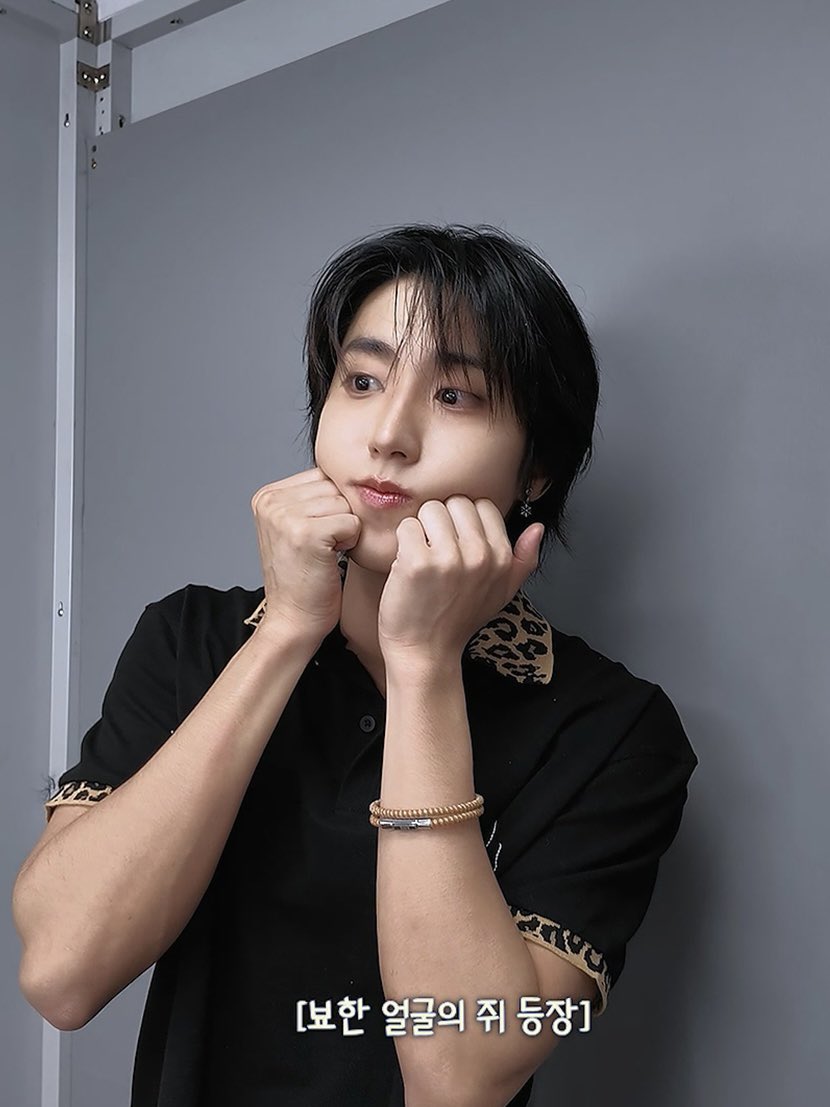 914soup's tweet photo. 260730 Stray Kids With STAY Behind

Tod's
MyColors Bracelet in Leather

#hanoutfits #han #hanxtods https://t.co/m3auJiPmvW