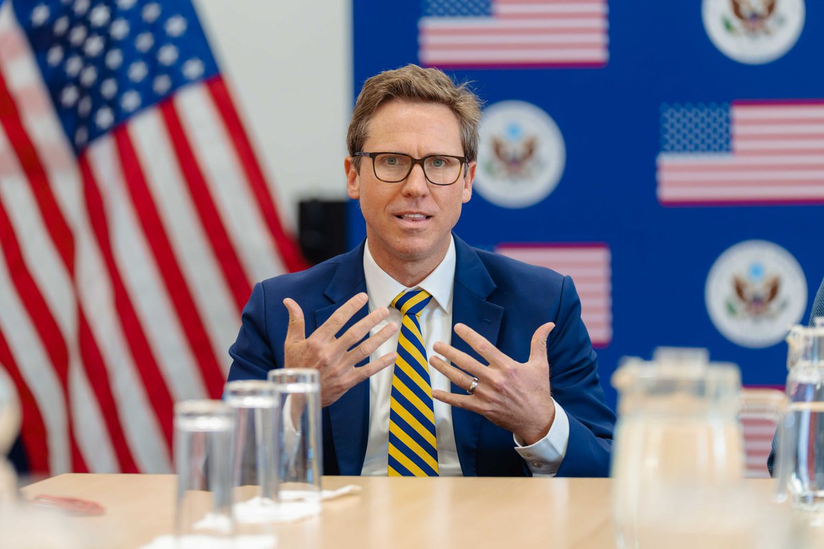 USAmbRwanda's tweet photo. Chargé d’Affaires, a.i. John Armiger yakiriye itsinda rigizwe n’abayobozi bakizamuka baturutse muri za kaminuza zikomeye zo muri Amerika no hirya no hino ku isi. Baganiriye ku ruhare rwa dipolomasi na porogaramu zo guhanahana ubumenyi mu kubaka ubufatanye mpuzamahanga. https://t.co/WAYhPb97eI