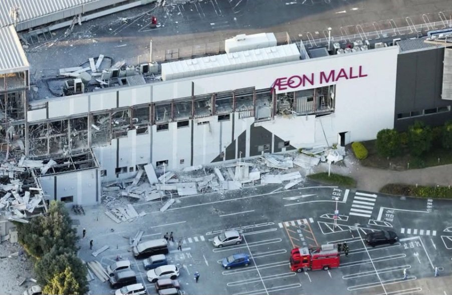 akin__luk's tweet photo. Aeon mall after Japan earthquake 😳 https://t.co/MNBCocpJ9S