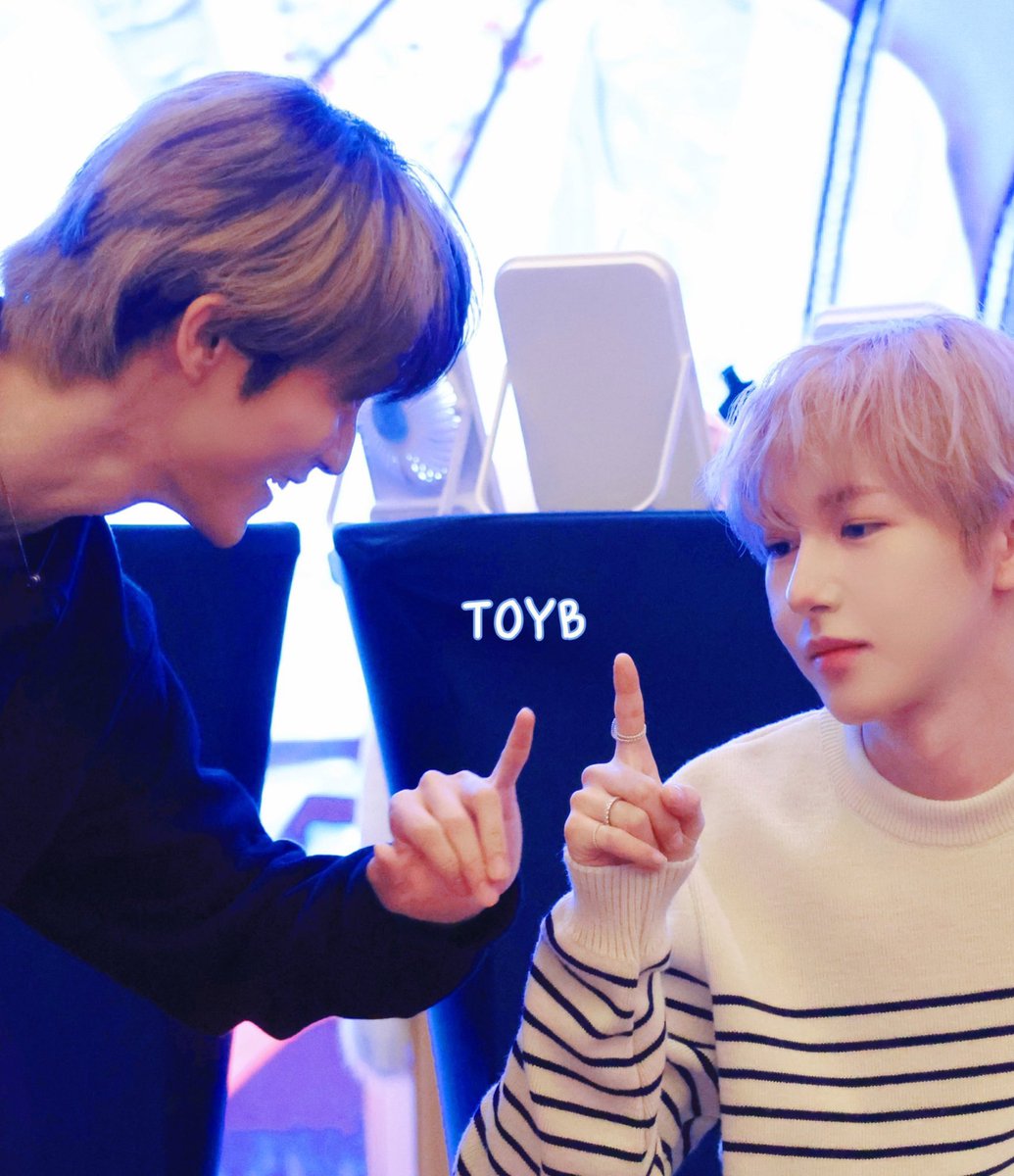 febcatlee's tweet photo. แต่มืออินจุนเล็กจริงๆนะ มาร์คเคยขำนิ้วชี้น้องเพราะนิ้วชี้น้องเท่านิ้วก้อยมาร์คอะ55555555555555 ดูมานขำ จะไม่ให้น้องงอนได้ไง😆 https://t.co/5FhQccuc0w