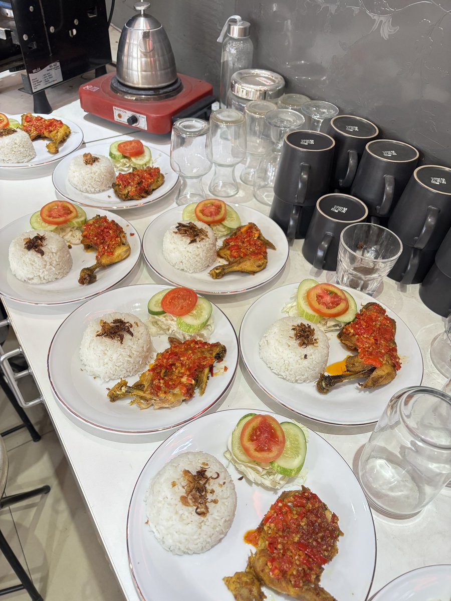 StarsGMediaFood's tweet photo. Ayam Geprek Bang Dono 🌶️🍗

Sambalnya melimpah, ayamnya juicy, bikin setiap suapan makin nagih! 😋

Saatnya kolaborasi bareng Stars G Media Food. Kami siap bantu promosikan kulinermu! 🚀

#StarsGMediaFood #AyamGeprekBangDono #Kuliner #UMKM #KulinerIndonesia https://t.co/AOrfzPG8g1