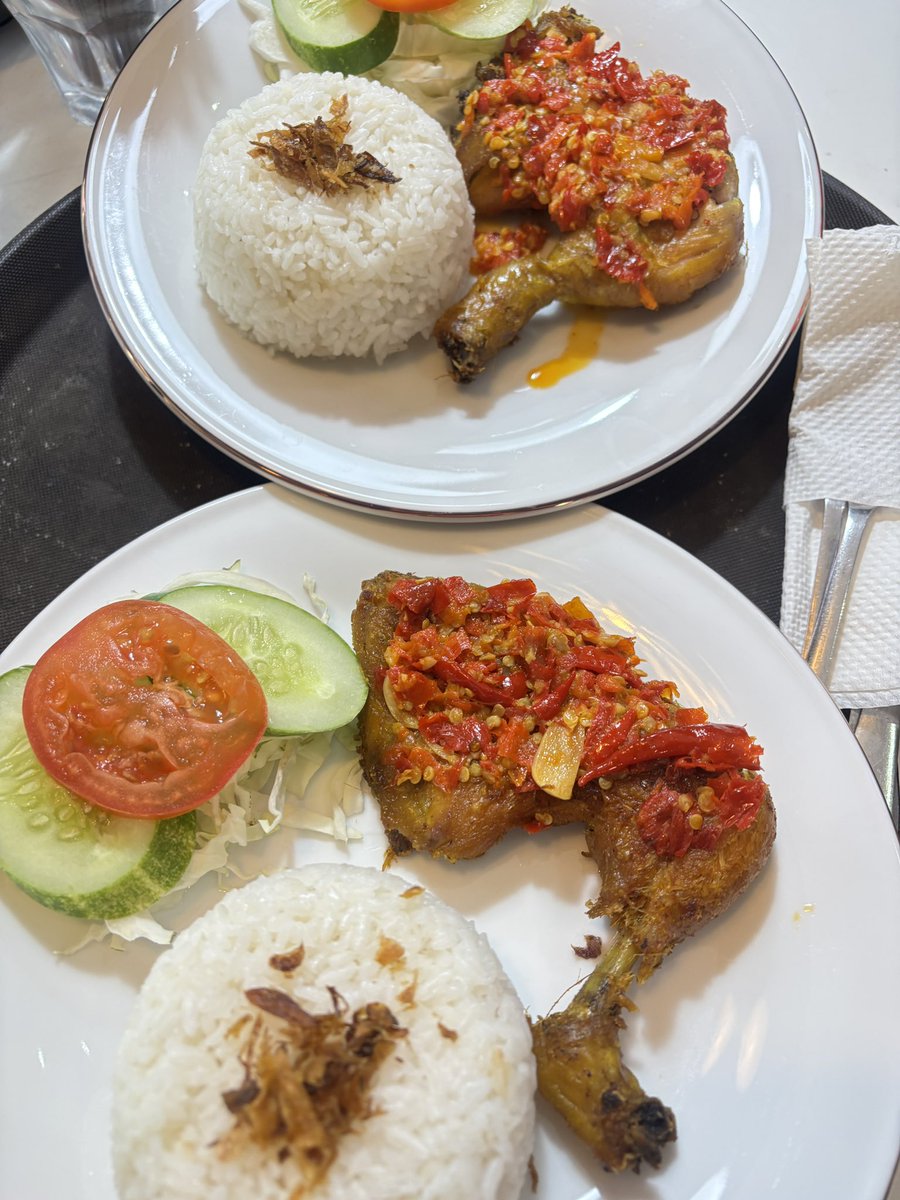 StarsGMediaFood's tweet photo. Ayam Geprek Bang Dono 🌶️🍗

Sambalnya melimpah, ayamnya juicy, bikin setiap suapan makin nagih! 😋

Saatnya kolaborasi bareng Stars G Media Food. Kami siap bantu promosikan kulinermu! 🚀

#StarsGMediaFood #AyamGeprekBangDono #Kuliner #UMKM #KulinerIndonesia https://t.co/AOrfzPG8g1