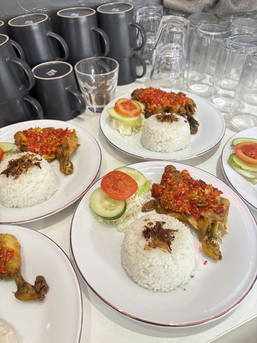StarsGMediaFood's tweet photo. Ayam Geprek Bang Dono 🌶️🍗

Sambalnya melimpah, ayamnya juicy, bikin setiap suapan makin nagih! 😋

Saatnya kolaborasi bareng Stars G Media Food. Kami siap bantu promosikan kulinermu! 🚀

#StarsGMediaFood #AyamGeprekBangDono #Kuliner #UMKM #KulinerIndonesia https://t.co/AOrfzPG8g1