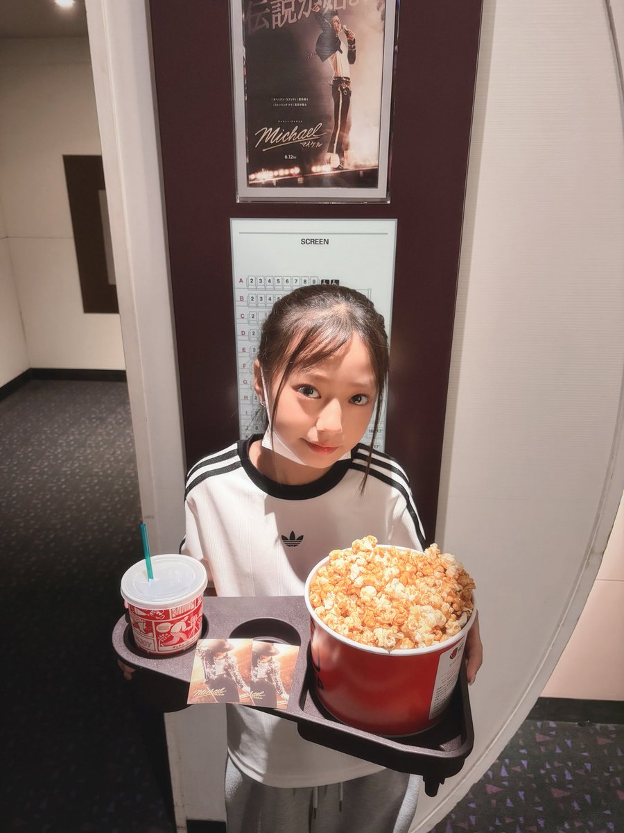 JURI1078026's tweet photo. 夏休みー🌻
毎日暑くて外では遊べないからママと映画館に行ったよ！☺️
観た映画はマイケル🎩
字幕だったけど楽しかった〜！

次は　
ちいかわか、ミニオンズ、etc...
観たい映画たくさん😆

#topmodelschool東京
#キッズモデル https://t.co/fm7OI7W87r
