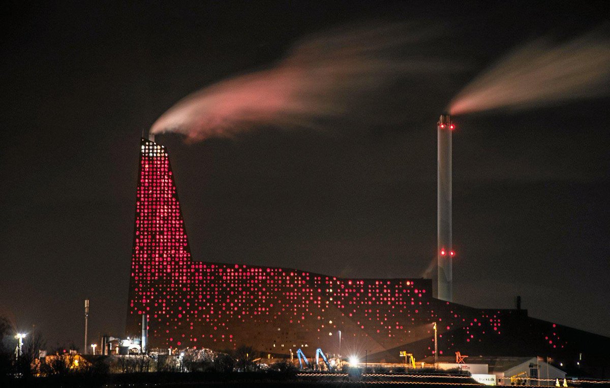 Civixplorer's tweet photo. A glowing architectural marvel that turns garbage into grid power. The coolest energy plant in the world?

Energitårnet in Roskilde, Denmark 🇩🇰 https://t.co/oR0e8EcfSy