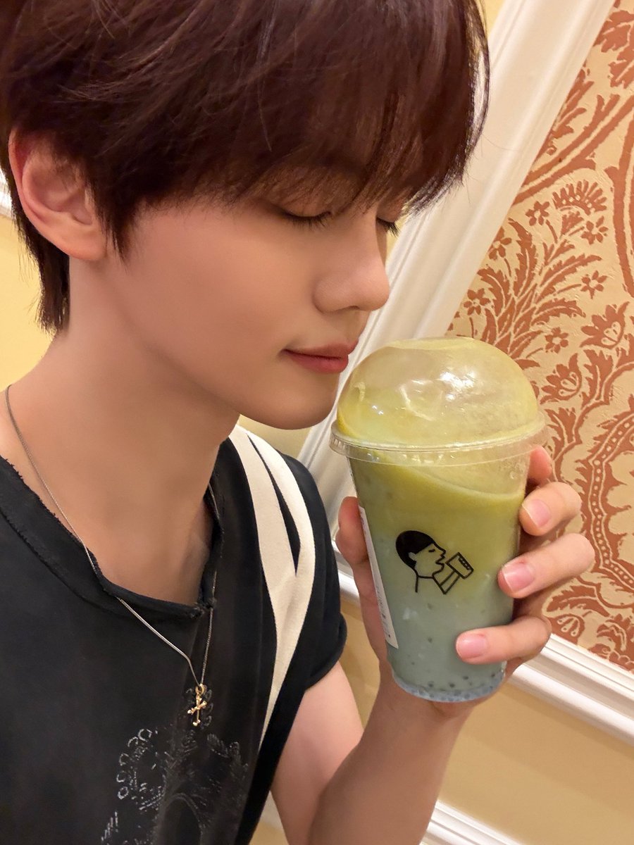 kgvtexts's tweet photo. 260730 🐶💬 14:25 CST

ㄴ 📸x4
ㄴ my lovers
ㄴ introducing them
ㄴ not our first meeting right
ㄴ 哈哈哈哈哈哈哈哈哈哈哈哈哈
ㄴ heytea came too
ㄴ 今天是我的生日。/ today’s my birthday 
ㄴ no such thing as jet lag here
ㄴ i came to china’s apgujeong so i left that at home https://t.co/SaTo5u7lIQ
