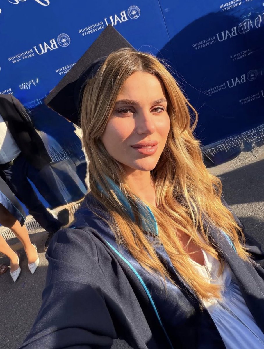 bosunatiklama's tweet photo. Nazlı Sabancı, ikinci üniversitesinden mezun oldu.

• University of Westminster - Hukuk
• Bahçeşehir Üniversitesi - Psikoloji https://t.co/Z0VE7p66Cg