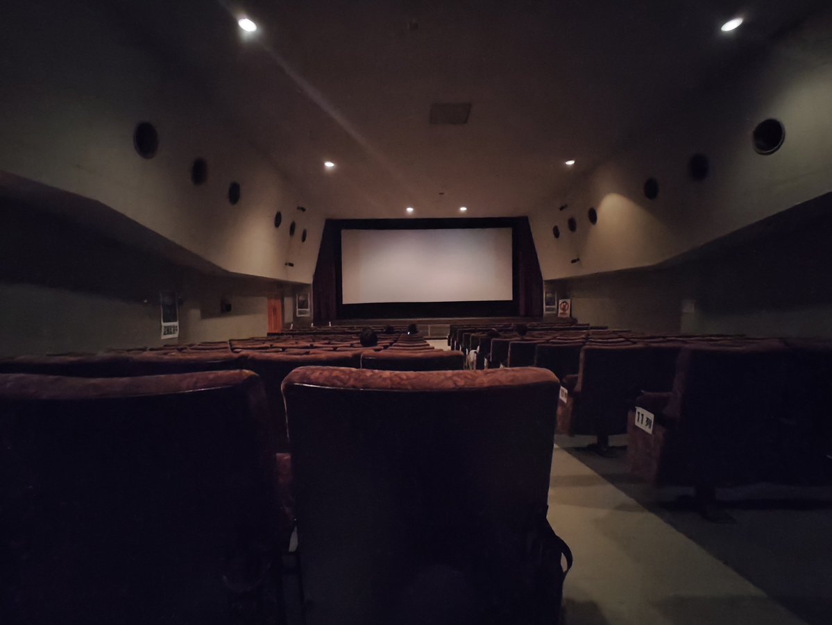 GAMIGA_VRC's tweet photo. こういう映画館ひさびさ https://t.co/DyvttsqOr0