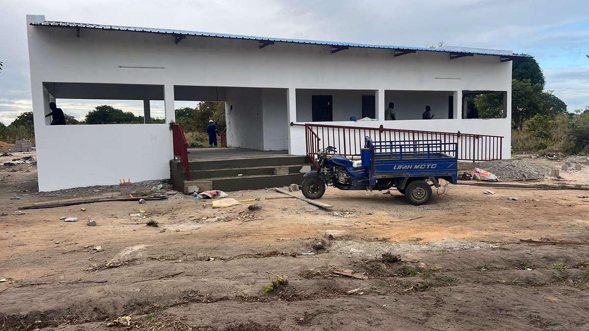 ALPSResilience's tweet photo. 🏗️ Reconstruction advances 

Roof installed and finishing works under way at the new Community Centre in Mocímboa da Praia. A project by Alps Resilience with the support of @IOM, built with local labour. 

#AlpsResilience #IOM #Mozambique #CaboDelgado https://t.co/09Q6rqeBPw