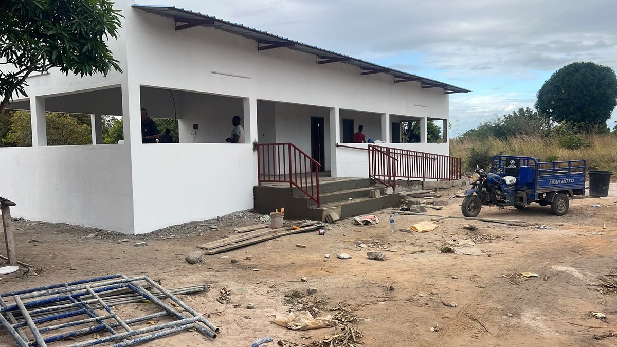 ALPSResilience's tweet photo. 🏗️ Reconstruction advances 

Roof installed and finishing works under way at the new Community Centre in Mocímboa da Praia. A project by Alps Resilience with the support of @IOM, built with local labour. 

#AlpsResilience #IOM #Mozambique #CaboDelgado https://t.co/09Q6rqeBPw