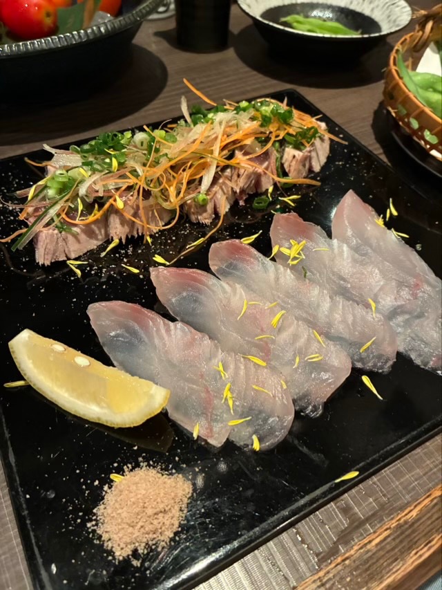 kupinem's tweet photo. 夜は日本酒と刺身と岩牡蠣 https://t.co/Kd2OvpcP7a