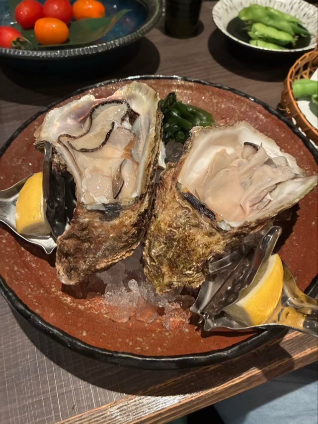 kupinem's tweet photo. 夜は日本酒と刺身と岩牡蠣 https://t.co/Kd2OvpcP7a