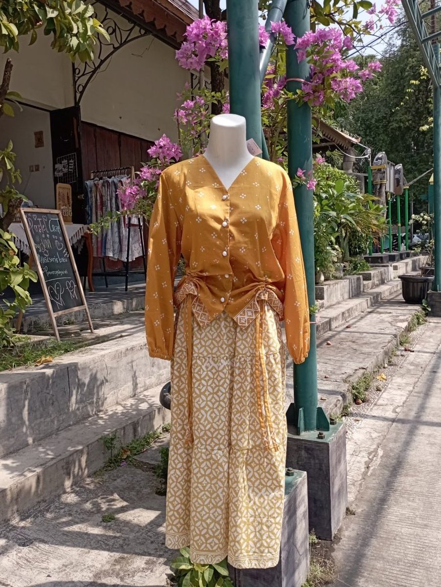 syupocat's tweet photo. NYESEL BGT... dulu bolak-balik lewat solo ga pernah tau toko batik gen z ini🫵🏻

untung sekarang udah buka online store jugaa🫶🏻😭 https://t.co/8S0h6neX49