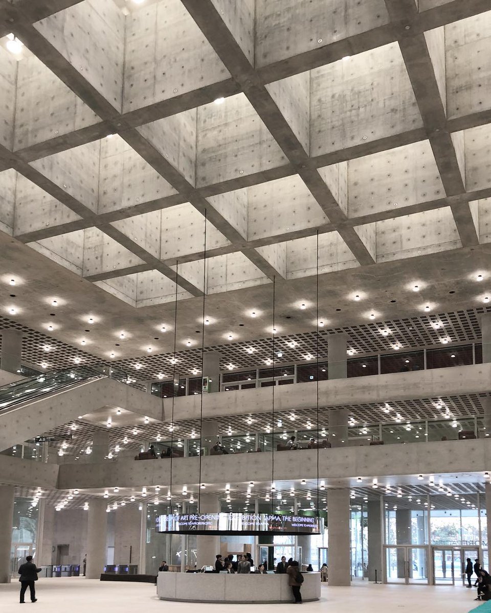 kylejan03ot's tweet photo. #paris #airport #backside #rough #concrete #contrast #smooth #curtainwall #filled #by #trashbin #cart #light https://t.co/LOQxZDXt3q