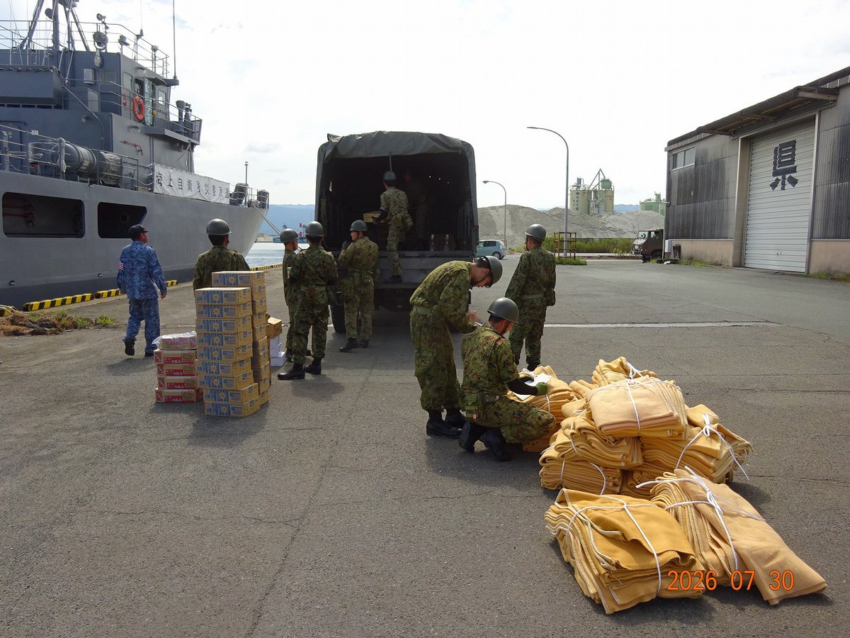 JMSDF_SDF's tweet photo. 「ぶんご」、「げんかい」、「えんしゅう」、「ＹＤＴ０５」等が、現地で救援活動を開始しました。引き続き、熊本の皆様の安心と笑顔のため活動して参ります。 #国民のために #海で繋がる絆 #救援活動 #救援物資 #移動式洋上インフラ #国際救助犬 #ハンドラー #令和８年熊本地震 https://t.co/O9ceyvk394