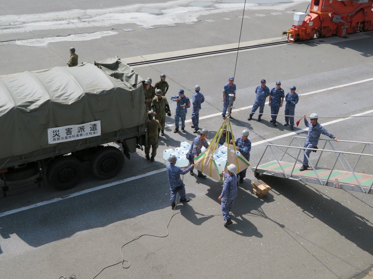JMSDF_SDF's tweet photo. 「ぶんご」、「げんかい」、「えんしゅう」、「ＹＤＴ０５」等が、現地で救援活動を開始しました。引き続き、熊本の皆様の安心と笑顔のため活動して参ります。 #国民のために #海で繋がる絆 #救援活動 #救援物資 #移動式洋上インフラ #国際救助犬 #ハンドラー #令和８年熊本地震 https://t.co/O9ceyvk394