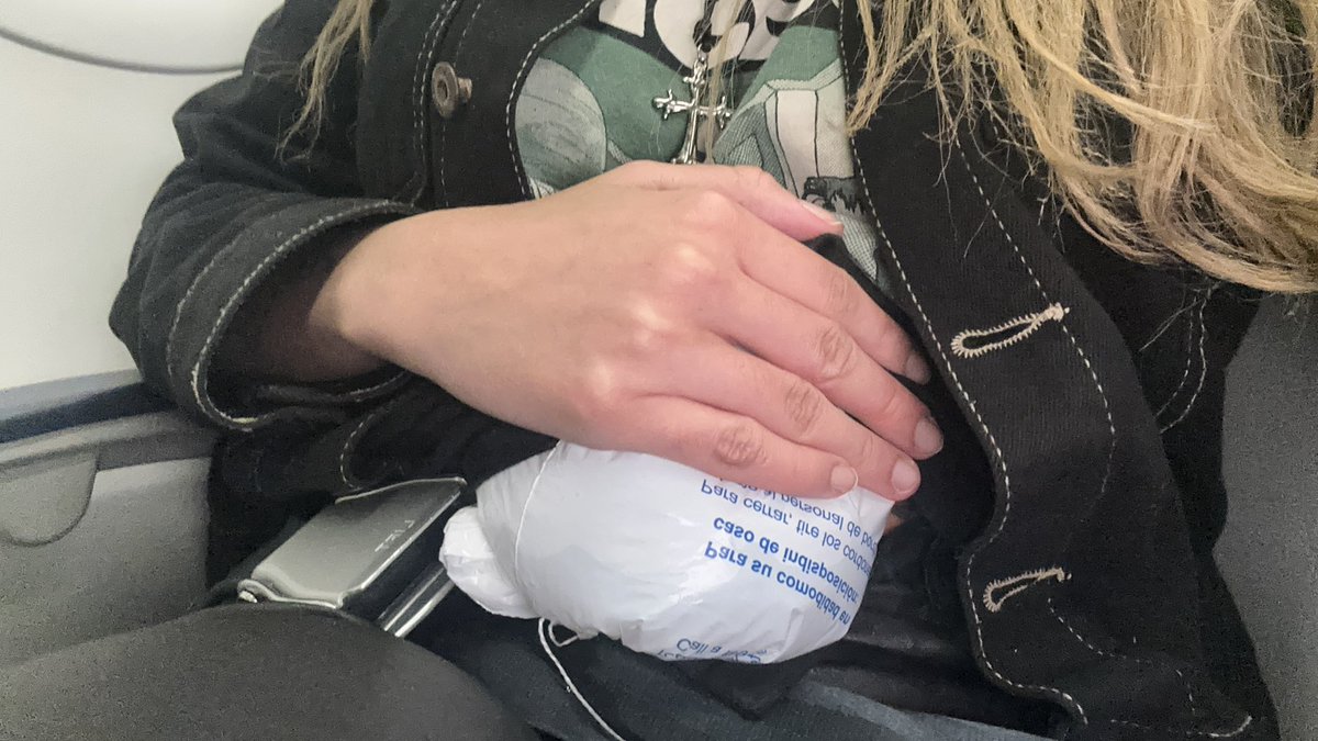 ferettegirl's tweet photo. No novo ep da fanfic da minha vida: eu peguei o voo hoje e tava morrendo de cólica. O comissário de bordo cuidou de mim e me deu gelo pra colocar na barriga, perguntava a cada 10min se eu tava melhor.. e no final me deu um papelzinho com uma caneta pra eu escrever meu contato https://t.co/QlQlpYRttf