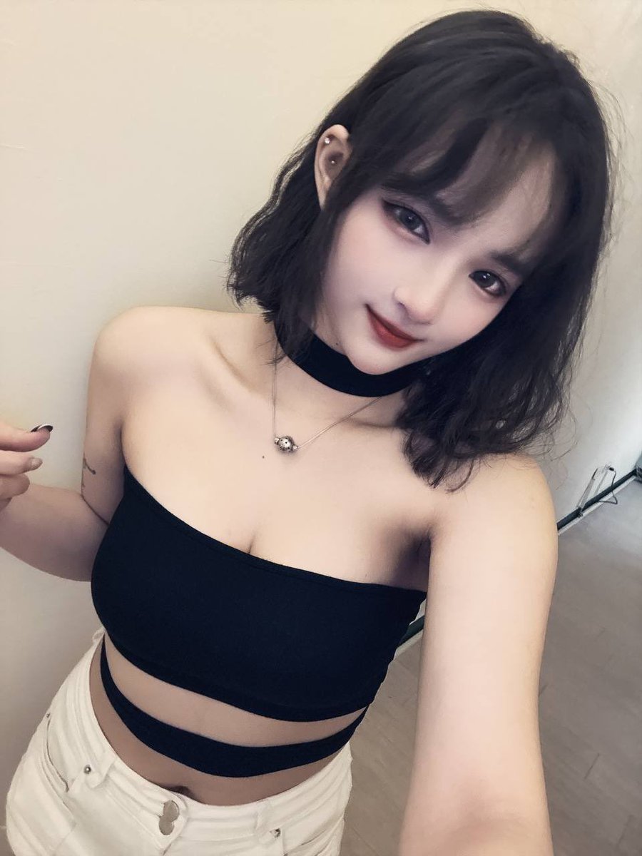 lei22206's tweet photo. 常客說我買的新衣服很母湯
脖子有一個綁帶
很變態
哪裡變態了
#腰酸背痛 #微肉女孩 #工作室 https://t.co/cZuwDMVUoi