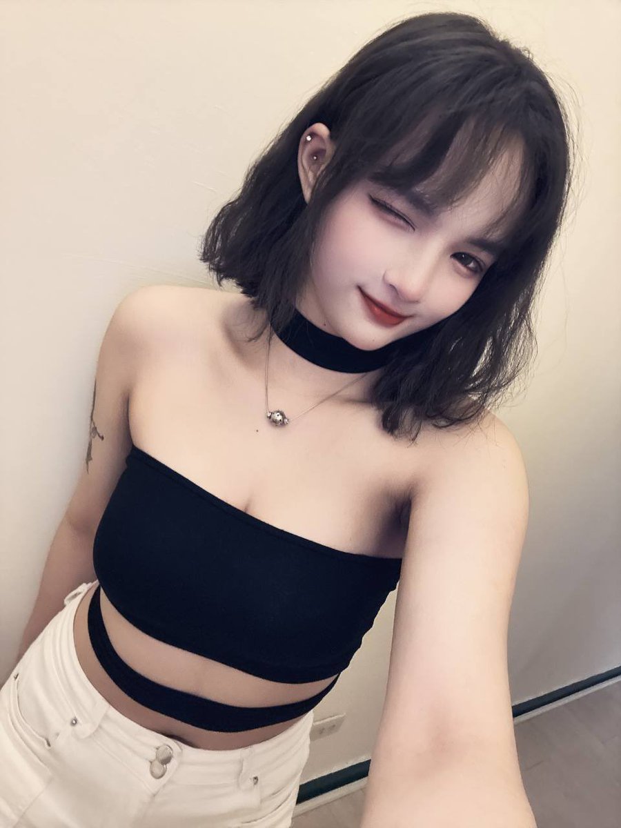 lei22206's tweet photo. 常客說我買的新衣服很母湯
脖子有一個綁帶
很變態
哪裡變態了
#腰酸背痛 #微肉女孩 #工作室 https://t.co/cZuwDMVUoi