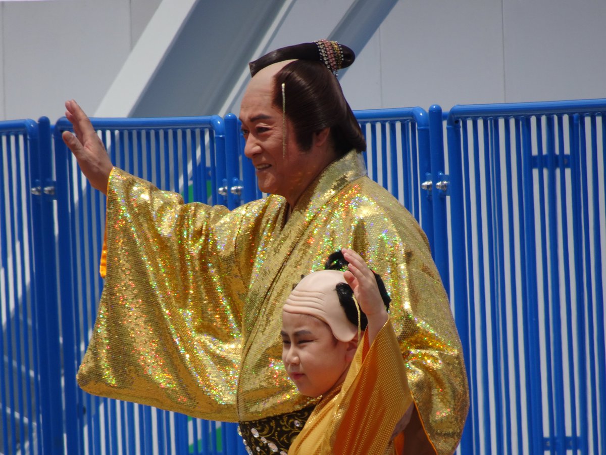 kinako83's tweet photo. マツケンさん来島なので見に行ってきました！
今回は遠くからでもちゃんと見えました。
新アトラクションが64歳までしか乗れないから、代わりにミニマツケンが乗ってるのも可愛かったです。
#マツケンまみれまみれ島夏の陣
#八景島シーパラダイス
#松平健
#マツケン
#シーパラ https://t.co/DOA3A75oQs