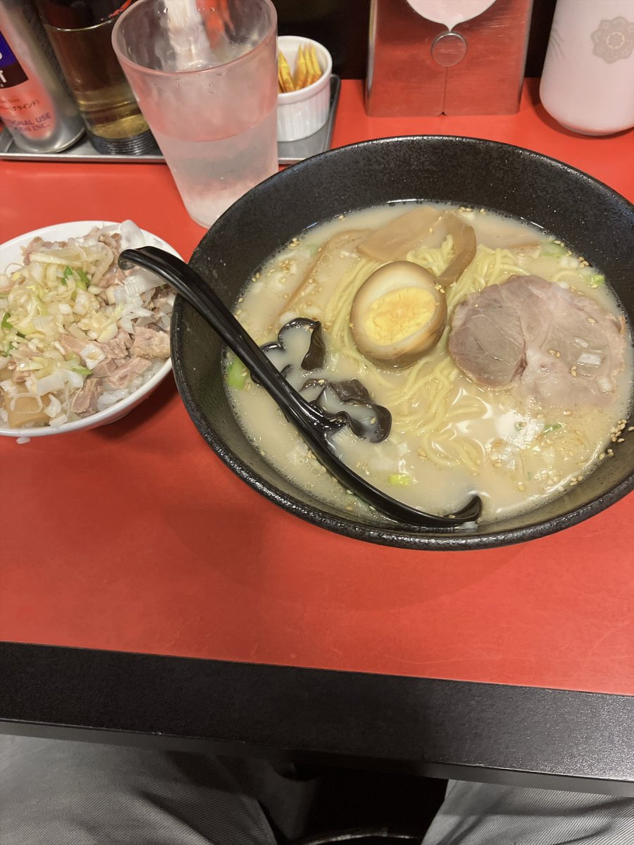 yasutsuka's tweet photo. 今日のお昼は天鳳さんでいただきました
とんこつラーメンとミニチャーシュー丼
#天鳳
#羽田空港第一ターミナル https://t.co/jkUxsFBlrn