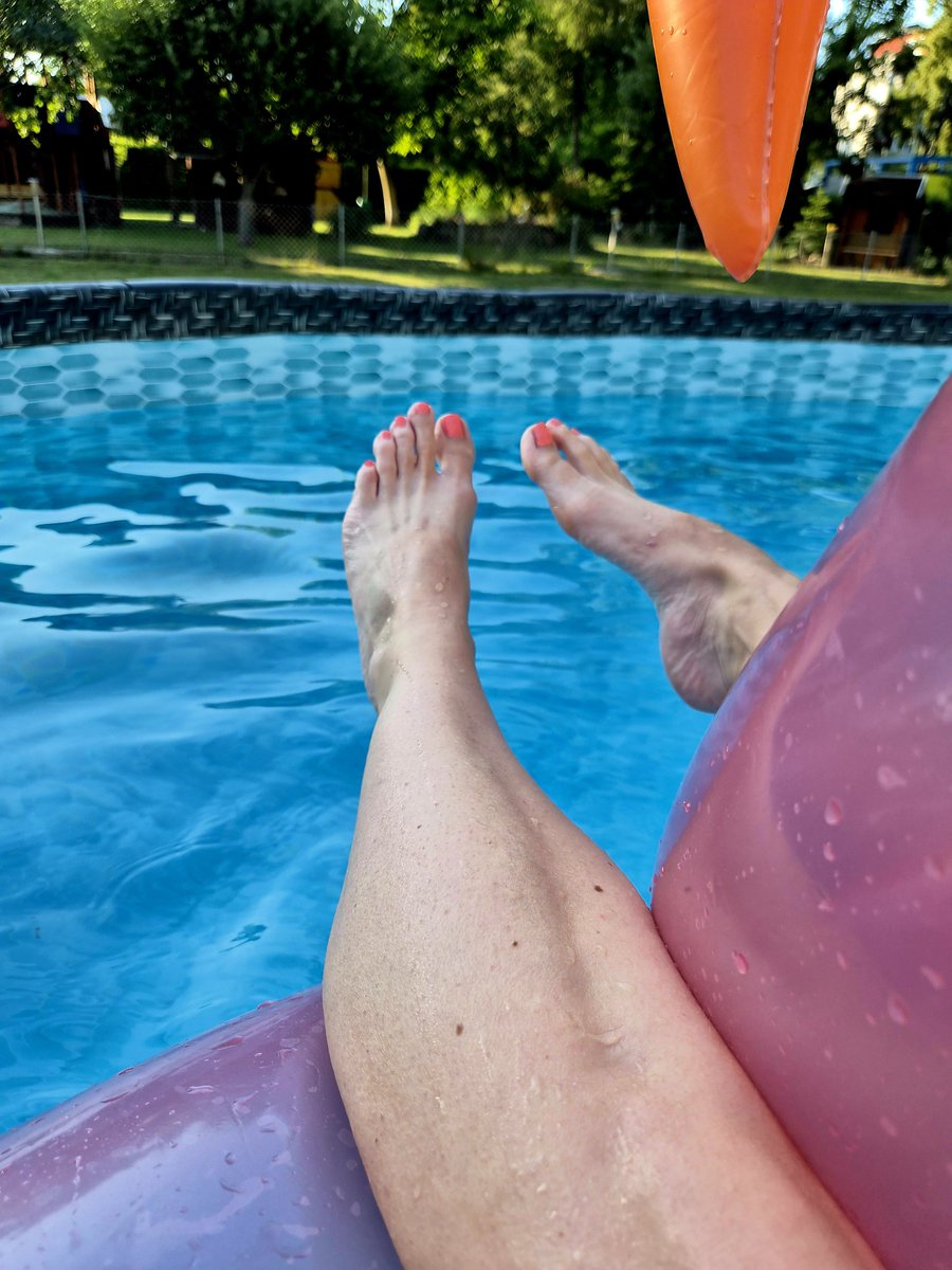 MissFindom26s's tweet photo. Hot weather, cool pool, and pink flamingo vibes. 🦩💦
My feet are resting... but your wallet shouldn't be. Send now if you like what you see. 💳👣 #Findom #FootFetish #Paypig #Findomme #Feet #PoolVibes #TributeMe https://t.co/xyWM9dNW4d