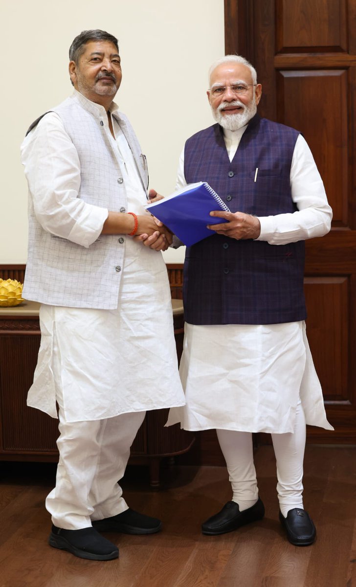 apkavirendra's tweet photo. जनहित के दो गंभीर मुद्दे, प्रधानमंत्री जी के समक्ष सीधे रखे।
माननीय प्रधानमंत्री श्री नरेंद्र मोदी जी से भेंट कर इंडियन सेक्शन ऑफ द थियोसोफिकल सोसायटी की संपत्तियों में कथित हेराफेरी एवं चहेते लोगों को लाभ पहुंचाने से जुड़े दस्तावेजी साक्ष्य सौंपे।

इसके अतरिक्त चंदौली के किसानों को उनकी जमीन का उचित मुआवज़ा देने की मांग रखी। मैंने प्रधानमंत्री जी से मांग की, कि चंदौली की जमीन जिसका सर्किल रेट अन्य राज्यों के तुलना बहुत कम है उसको बढ़ाकर किसानों को न्यायोचित मुआवजा दिया जाए।

जनता की संपत्ति की हेराफेरी हो या किसानों के हक का सवाल—चुप नहीं बैठेंगे। न्याय की लड़ाई जारी रहेगी। @narendramodi @PMOIndia @deo_varanasi @dmchandauli  #KisanAdhikar #CircleRate #sansadchandauli #loksabhachandauli #chandauliLoksabha