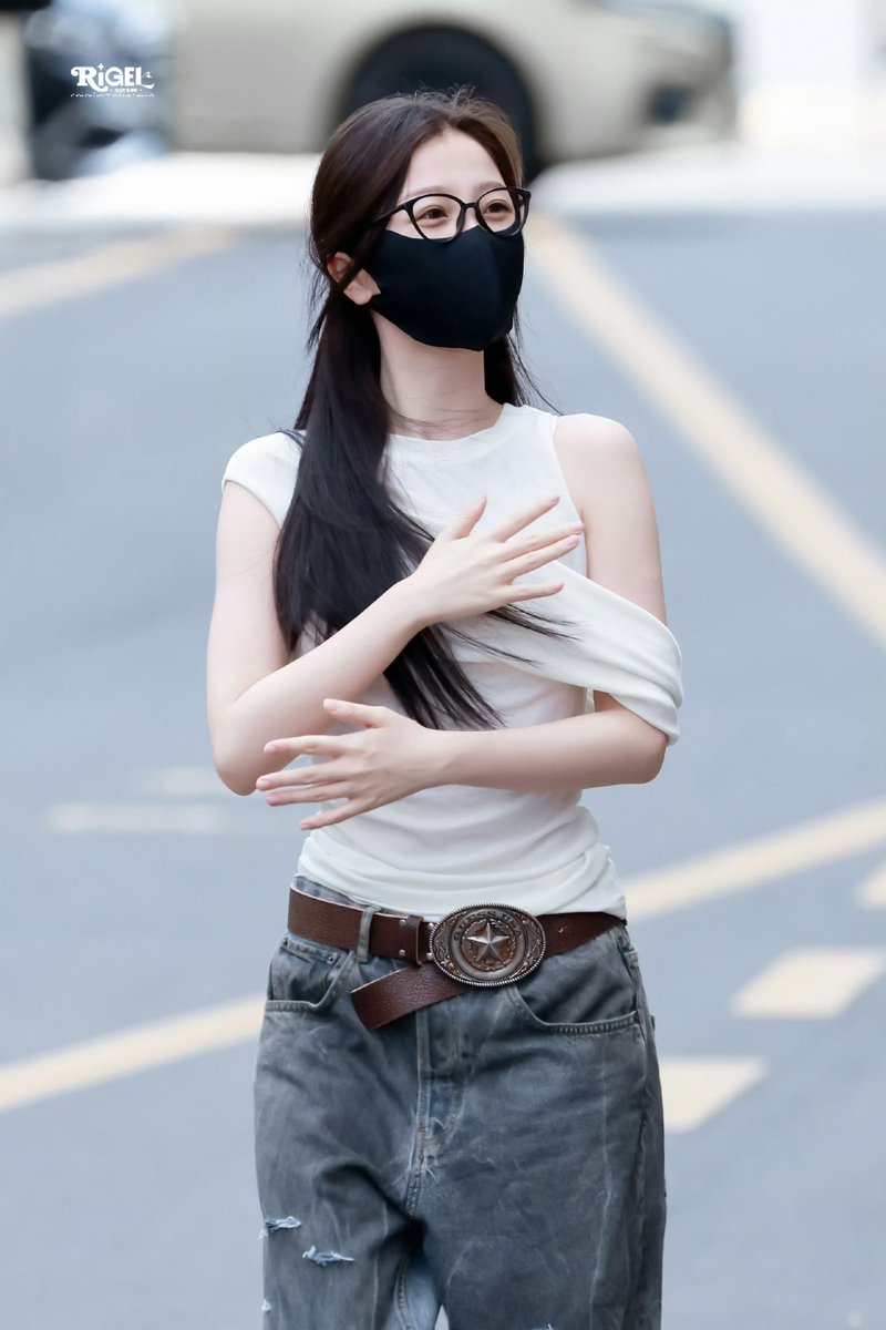 oftennonplussed's tweet photo. [2026.07.30]

Day 27 of Hengdian catwalk

#YuShuxin #虞书欣 #EstherYu

cr: Licht &amp; Rigel🧣

#NianXiangSi #LovelnTheShell #ChangShengGu https://t.co/tCYgci2xI0