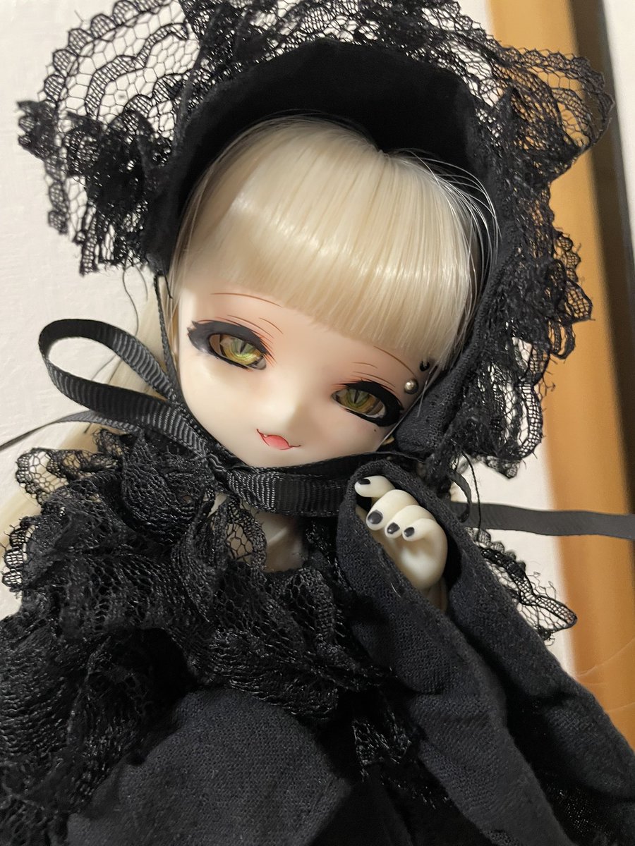 mono_doll_'s tweet photo. オン眉で黒ドレスしてみたら可愛い
主がフリフリに慣れてなくてごめんよぉ…
すっっごい可愛いよ！！
 #ドール  #TinyFox   #主の圧倒的技術不足 https://t.co/Q2HZB3k4Vr