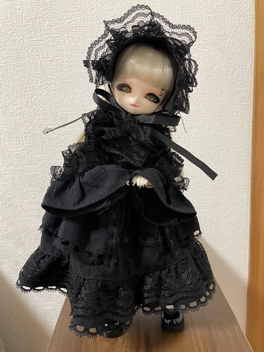 mono_doll_'s tweet photo. オン眉で黒ドレスしてみたら可愛い
主がフリフリに慣れてなくてごめんよぉ…
すっっごい可愛いよ！！
 #ドール  #TinyFox   #主の圧倒的技術不足 https://t.co/Q2HZB3k4Vr