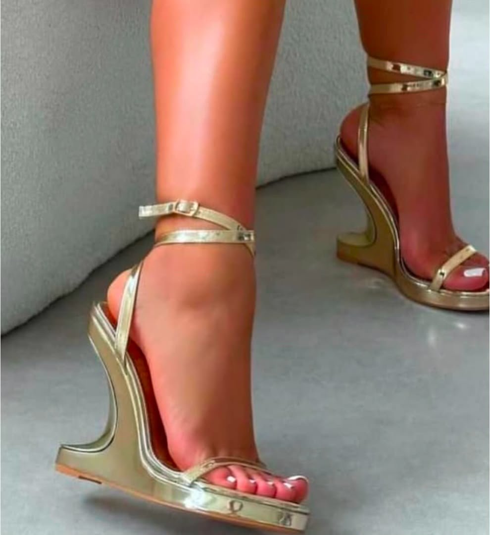SanturakiAisha's tweet photo. #tatio #fation #style #heelshoe
#Moubarakcele https://t.co/16Jch50nfh
