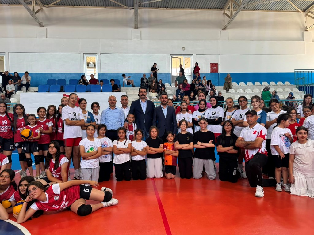 TC_Ortakoy's tweet photo. Kaymakamımız Sayın Mehmet BEK, Ortaköy Belediye Başkanı Sayın Ahmet KOYUNCU ile birlikte İlçe Gençlik ve Spor Müdürlüğü tarafından düzenlenen Yaz Spor Okulları Gösteri programına katıldılar. https://t.co/Nw1X74DbtW
