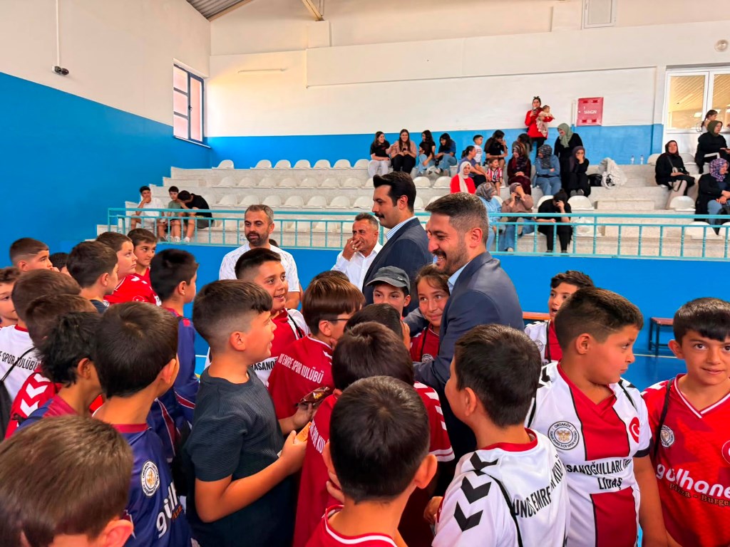 TC_Ortakoy's tweet photo. Kaymakamımız Sayın Mehmet BEK, Ortaköy Belediye Başkanı Sayın Ahmet KOYUNCU ile birlikte İlçe Gençlik ve Spor Müdürlüğü tarafından düzenlenen Yaz Spor Okulları Gösteri programına katıldılar. https://t.co/Nw1X74DbtW