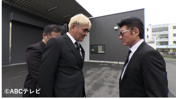 abc_knightscoop's tweet photo. 今週のナイトスクープ1本目は…

「『日本統一』小沢仁志のセリフが聞き取れない」

静岡県の男性（４６）から。私には何度聞いても聞き取れないセリフがある。それは仁侠ドラマ「日本統一」の一節。「日本統一」は２０１３年から放送を開始し、現在に至るまでシリーズ累計７５作を超える仁侠ドラマの金字塔である。そのうちの、２０２２年に発表された５３作目。“顔面凶器”こと、小沢仁志さん演じる三代目侠和会会長・川谷のとあるセリフが、全く聞き取れないのだ。一触即発のこの場面で、「絶対にこんなこと言うわけがない」という、おかしな言葉に聞こえ、家族に聞いても、それぞれ違う言葉だと言い張り、我が家の方こそ一触即発！　どうか、この謎を解き明かしてもらえないだろうか、というもの。