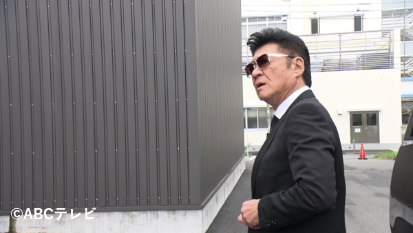 abc_knightscoop's tweet photo. 今週のナイトスクープ1本目は…

「『日本統一』小沢仁志のセリフが聞き取れない」

静岡県の男性（４６）から。私には何度聞いても聞き取れないセリフがある。それは仁侠ドラマ「日本統一」の一節。「日本統一」は２０１３年から放送を開始し、現在に至るまでシリーズ累計７５作を超える仁侠ドラマの金字塔である。そのうちの、２０２２年に発表された５３作目。“顔面凶器”こと、小沢仁志さん演じる三代目侠和会会長・川谷のとあるセリフが、全く聞き取れないのだ。一触即発のこの場面で、「絶対にこんなこと言うわけがない」という、おかしな言葉に聞こえ、家族に聞いても、それぞれ違う言葉だと言い張り、我が家の方こそ一触即発！　どうか、この謎を解き明かしてもらえないだろうか、というもの。