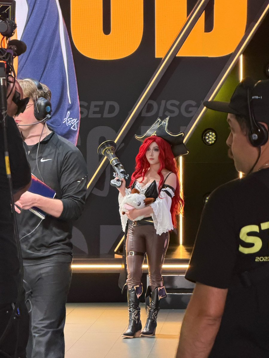 _CarolCina_'s tweet photo. Mom! I'm on League of Legends! 

#lcs #leagueoflegends #cosplay https://t.co/m3vOFROtdD