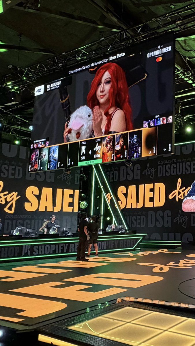 _CarolCina_'s tweet photo. Mom! I'm on League of Legends! 

#lcs #leagueoflegends #cosplay https://t.co/m3vOFROtdD