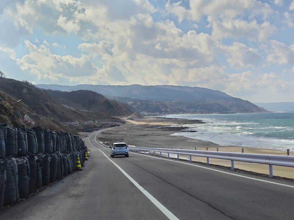 westnozomi's tweet photo. 能登半島地震。現地行けば分かるけど数百年レベルで地殻変動起こすような海面隆起が起こって昨日まで海底だった場所が陸地に変わるくらいのことが起きてたのだから。同じ地震でも地理的特徴や環境によっても大分違うが、大都市から離れてるとその辺りの理解が薄くなるのかなぁと今更ながら思う。 https://t.co/4d0Pa0RORv