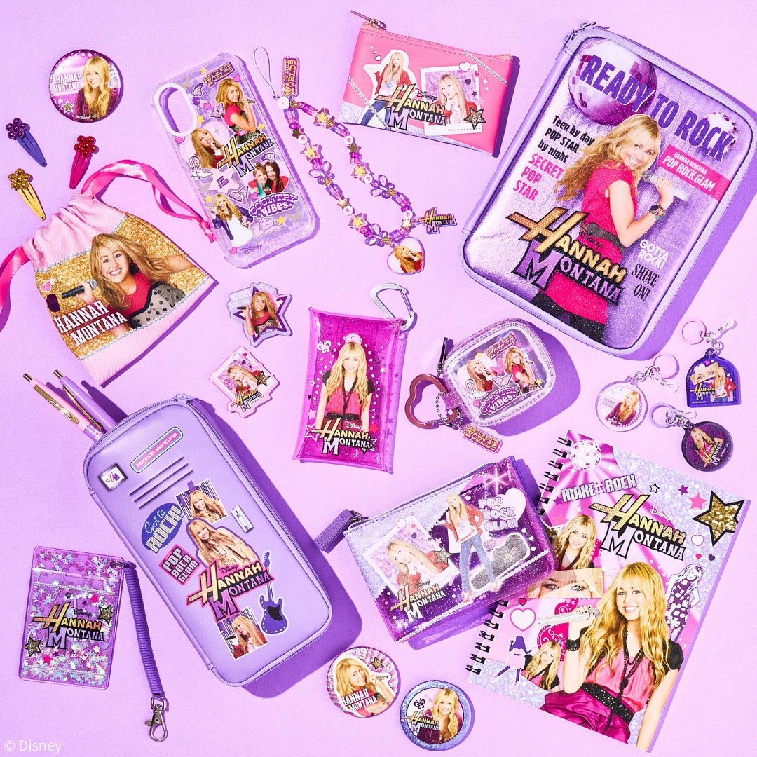 inrock's tweet photo. Hannah Montana ＆ High School Musicalファン必見👀

祝20周年！『シークレット・アイドル ハンナ・モンタナ』と『ハイスクール・ミュージカル』の興奮が全国のPLAZAにやってくる！雑貨やアパレルグッズなど、限定＆先行アイテムが勢ぞろい！
2026年8月7日(金)~8月27日(木)開催 「School Days, Sparkle On!」店頭での発売に先駆けて、PLAZAオンラインストアでは8月4日(火)10:00より先行販売を実施します。
商品一覧ページ (※8月3日(月)10:00公開予定)はこちら
https://t.co/z9nXIkUHbf

情報詳細🔗https://t.co/2VUiG86kIz