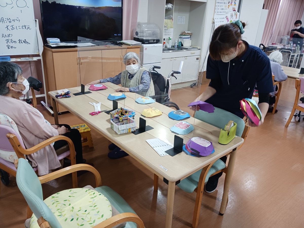 osaba1765's tweet photo. ケアライフ小鯖です✂️みんなで力を合わせて壁画制作を行いました！折り紙をつなげたりパーツを作ったりと、指先をしっかり使って集中した作業時間✨完成が今からとても楽しみです♪皆様の温かい応援「いいね」をよろしくお願いします！ #介護 #デイサービス #壁画制作 #手作業 #日常 https://t.co/Uissza1Aqu