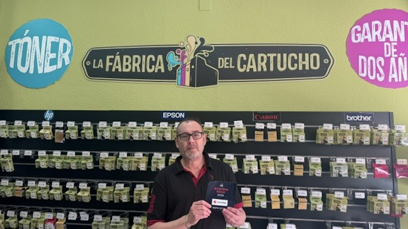 CREMalaga's tweet photo. Se siguen sumando empresas de Málaga como socias de Cruz Roja con el ánimo de apoyar nuestros proyectos frente a la exclusión social. Muchas gracias a Dark Pedal, Clínica Dental Fukident, Hola Mar Inmobiliaria y La Fábrica del Cartucho por su ayuda 🥰 https://t.co/lS72jgr9bq