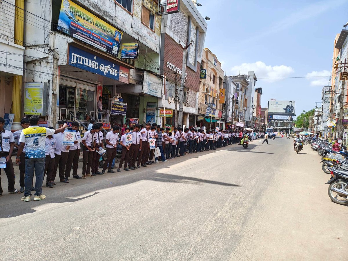 AnnamalaiR45809's tweet photo. போதை இல்லா தமிழகம் காண இன்று பட்டுக்கோட்டையில் நடந்த மனித சங்கிலி விழிப்புணர்வு நிகழ்ச்சி!! https://t.co/kyQf4zZbDk