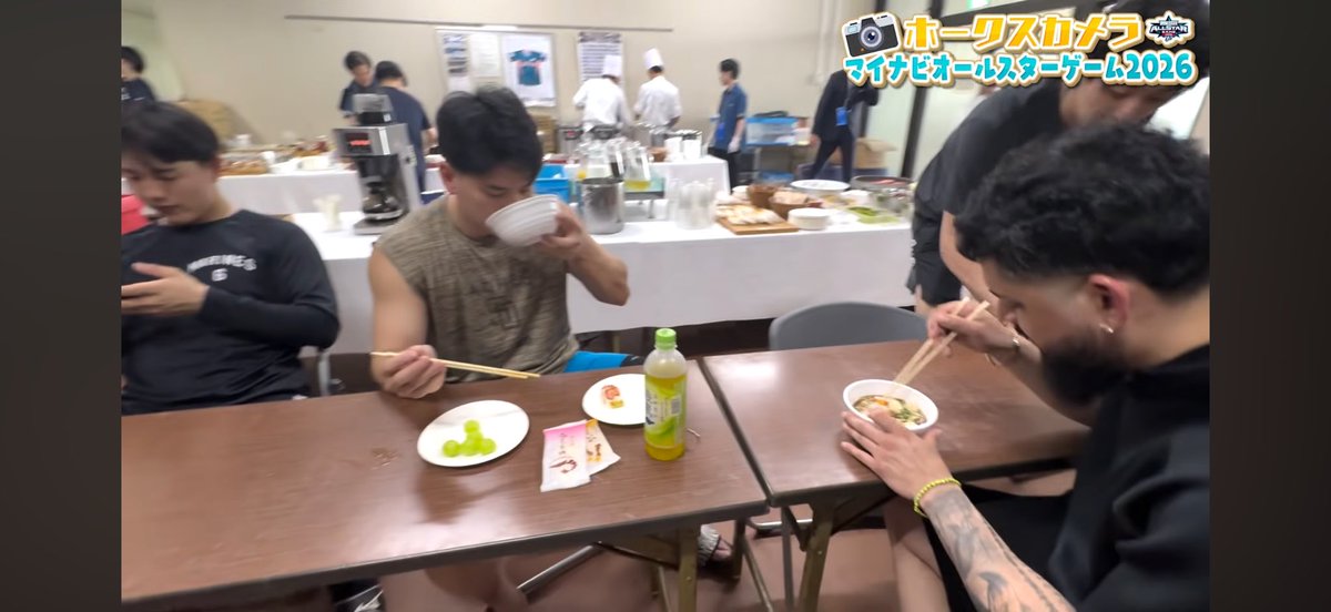 haseociel's tweet photo. ホークスメン仲良し過ぎるのともれなく皆ギータ大好き過ぎる
(皆美味しいのをギーさんに共有して絶対受け取るギー)
あと最後ギータが汚してっちゃったテーブルを自分のとこと一緒に拭いてご馳走様する周東佑京🫶

#sbhawks
 #柳田悠岐
 #周東佑京
https://t.co/FdCTPE5wXE https://t.co/Ypi4aUj1Yq