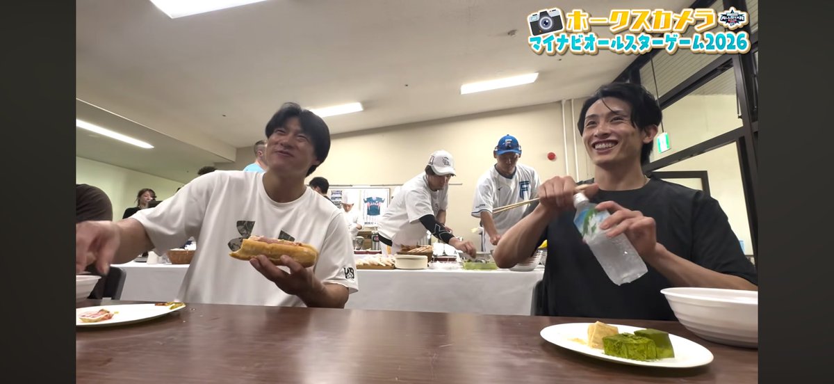 haseociel's tweet photo. ホークスメン仲良し過ぎるのともれなく皆ギータ大好き過ぎる
(皆美味しいのをギーさんに共有して絶対受け取るギー)
あと最後ギータが汚してっちゃったテーブルを自分のとこと一緒に拭いてご馳走様する周東佑京🫶

#sbhawks
 #柳田悠岐
 #周東佑京
https://t.co/FdCTPE5wXE https://t.co/Ypi4aUj1Yq