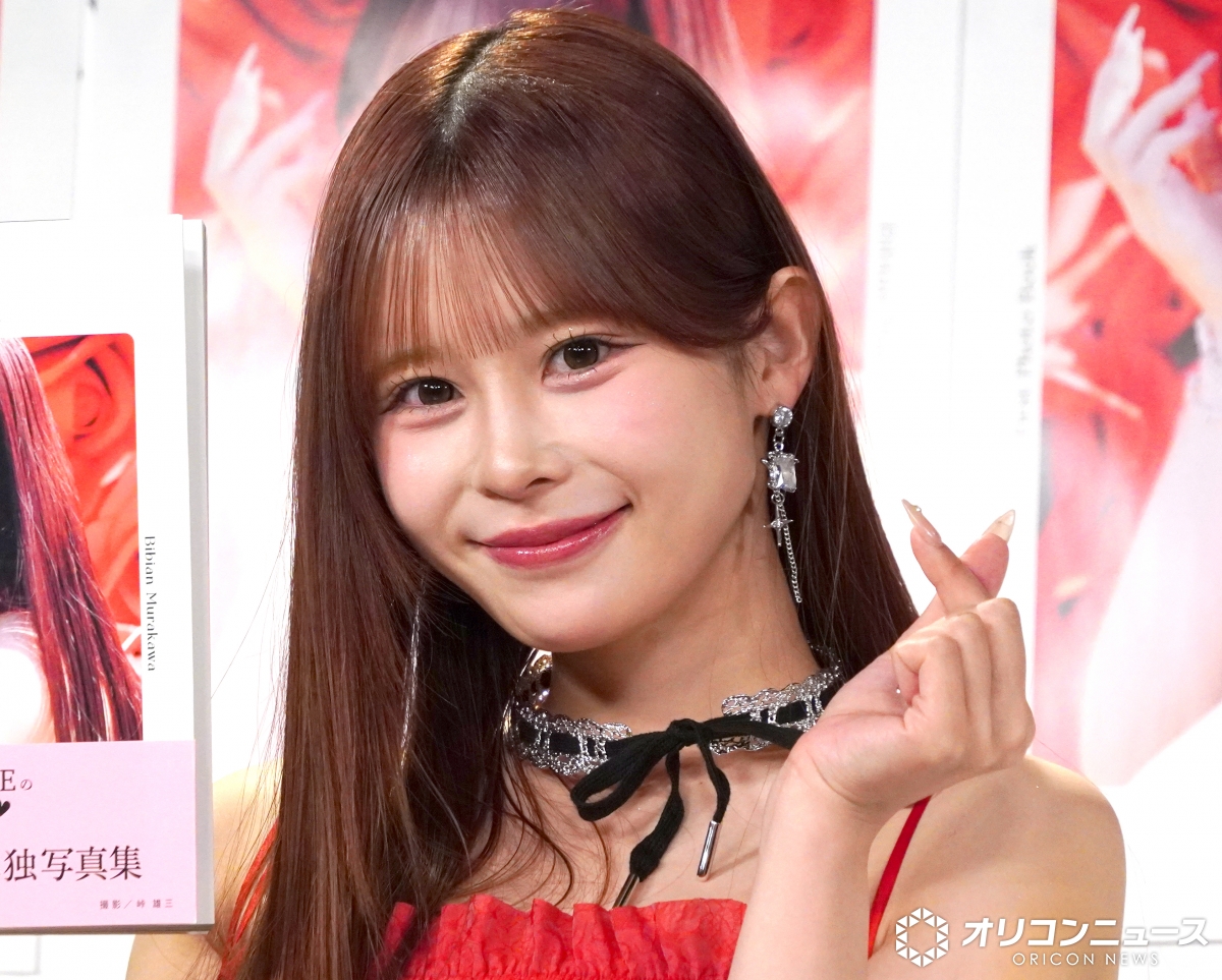 oricon's tweet photo. CANDY TUNE村川緋杏、
12年のアイドル人生で初のソロ写真集 
「100点満点中1億点です！」💯
⠀
「“クセが強め”なアイドルだと思うので…」
”びびちゃん”らしい写真集が完成🩷
https://t.co/a5z94nchNR
⠀
📸お気に入りカットは写真4枚目
⠀
#村川緋杏 @bibian_ct1203 https://t.co/QIktGs09LM