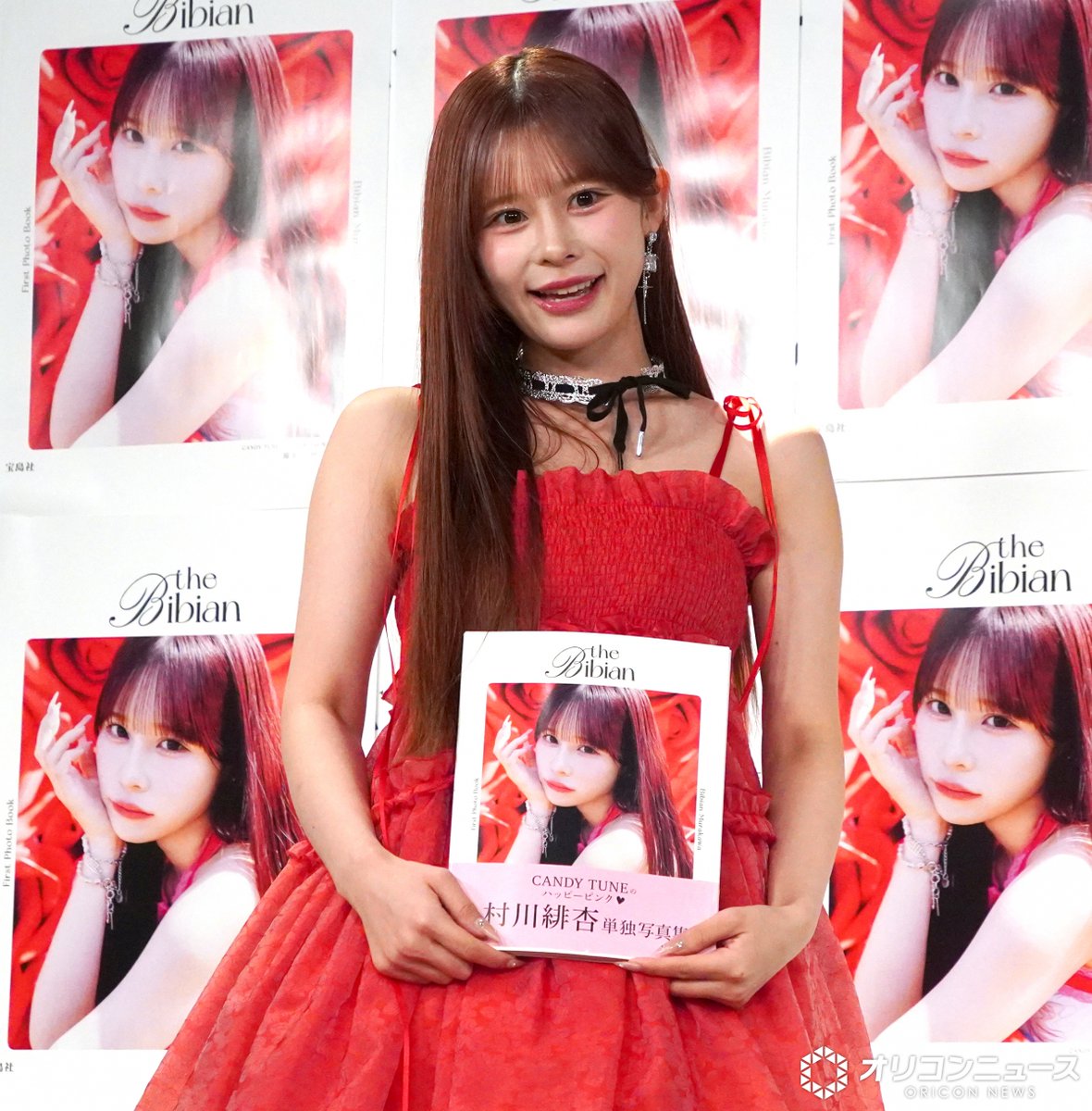 oricon's tweet photo. CANDY TUNE村川緋杏、
12年のアイドル人生で初のソロ写真集 
「100点満点中1億点です！」💯
⠀
「“クセが強め”なアイドルだと思うので…」
”びびちゃん”らしい写真集が完成🩷
https://t.co/a5z94nchNR
⠀
📸お気に入りカットは写真4枚目
⠀
#村川緋杏 @bibian_ct1203 https://t.co/QIktGs09LM
